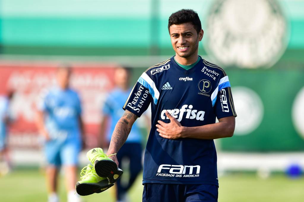 Finalmente recuperado, Cleiton Xavier voltou a sorrir na Academia de Futebol (foto: Fernando Dantas/Gazeta Press)