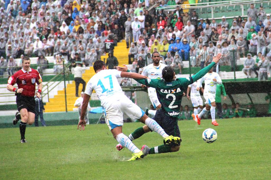 O lateral direito Apodi se machucou no clássico deste domingo, contra o Avaí (Foto: Divulgação/Chapecoense)