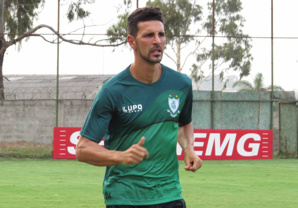 Leandro Guerreiro é um dos atletas que quase levaram o América-MG ao acesso no ano passado (Carlos Cruz/AFC)