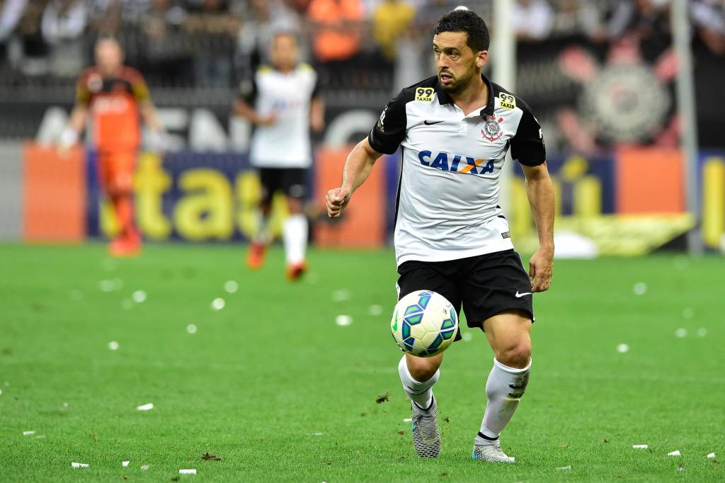 Edílson pôs a bola entre as canetas de Everton no triunfo do Corinthians (foto: Fernando Dantas/Gazeta Press)