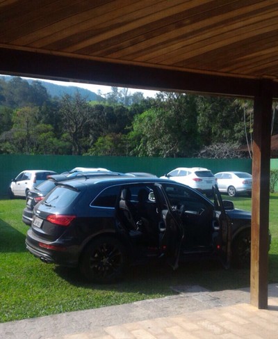 Carro do meia Alan Patrick foi fotografado em meio a outros veículos (Foto: Reprodução)