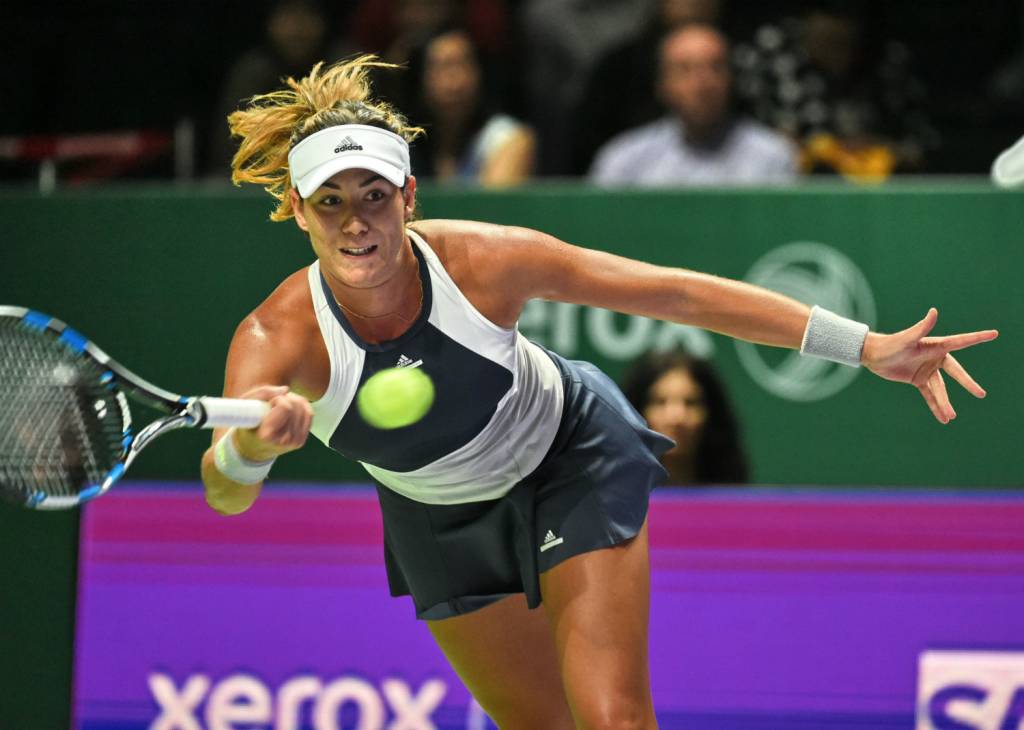 A espanhola Garbiñe Muguruza preicsa vencer mais um set para se garantir nas semis do WTA Finals (Foto: Roslan Rahman/ AFP)