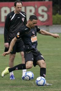 Após defender Tricolor na década passada, Oliveira encara duelo com respeito (Foto: Sergio Barzaghi/Gazeta Press)