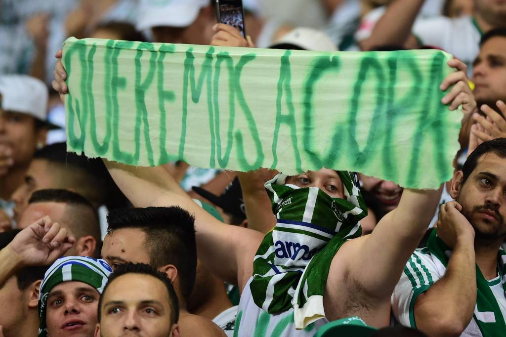 A torcida, que embalou a classificação pedindo por raça, já projeta final contra o Santos (Foto: Sergio Barzaghi/Gazeta Press)
