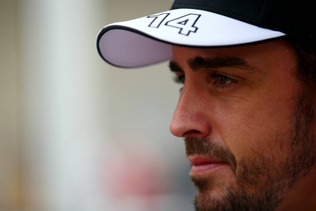 O espanhol Fernando Alonso imagina uma McLaren muito mais veloz depois da pré-temporada de inverno (Foto: Mark Thompson/AFP)
