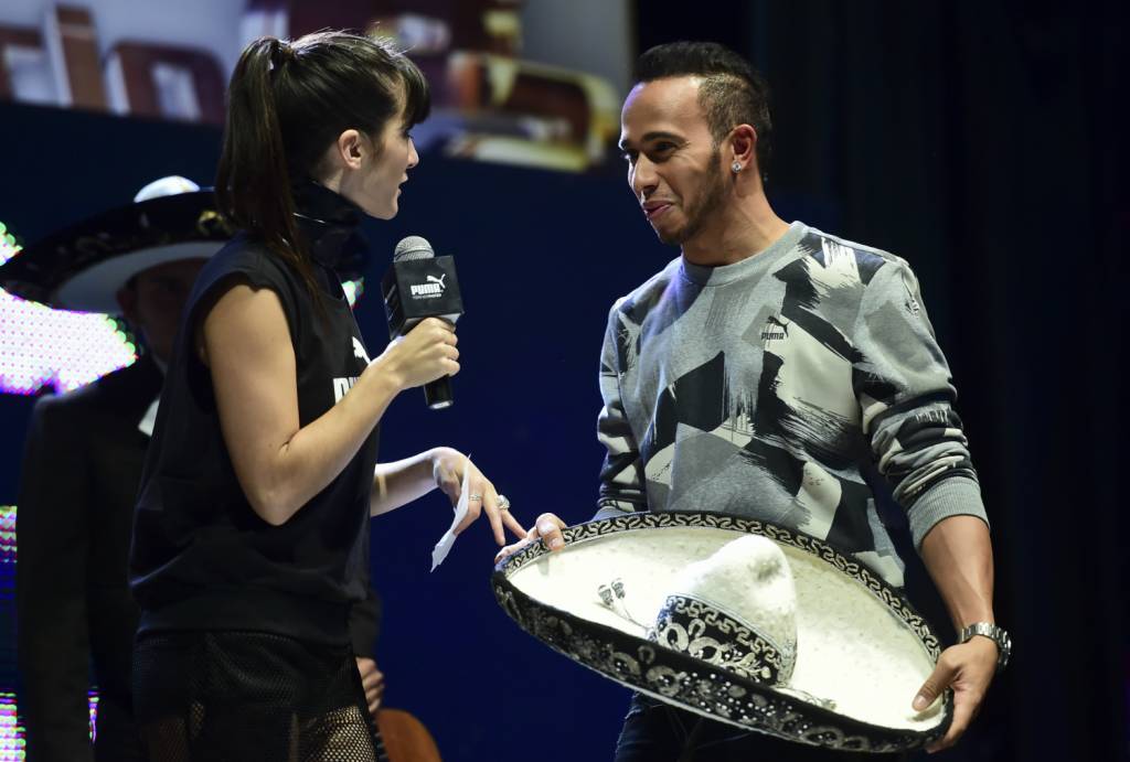 O britânico Lewis Hamilton já está no México, onde buscará a vitória e o prêmio, um sombreiro típico do país (Foto: Ronaldo Schemidt/AFP)