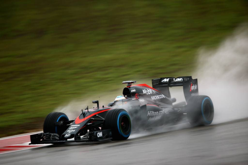 Na temporada 2015, a McLaren apresentou muitos problemas em seu motor e na confiabilidade (Foto: Clive Mason/AFP)