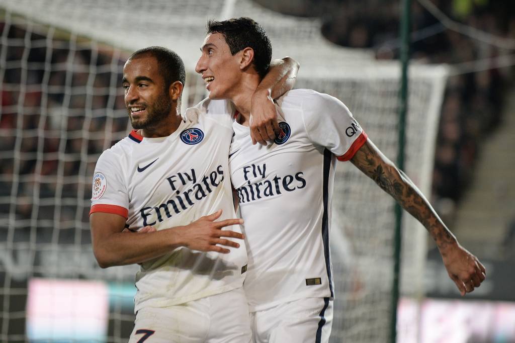 O brasileiro Lucas deu passe para o argentino Di María marcar do gol da vitória do PSG (Foto: Jean-Sebastien Evrard/AFP)