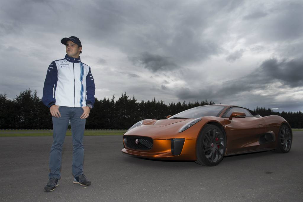 Em ação promocional, Felipe Massa guiou o carro do vilão do novo filme de James Bond (Foto: Divulgação)