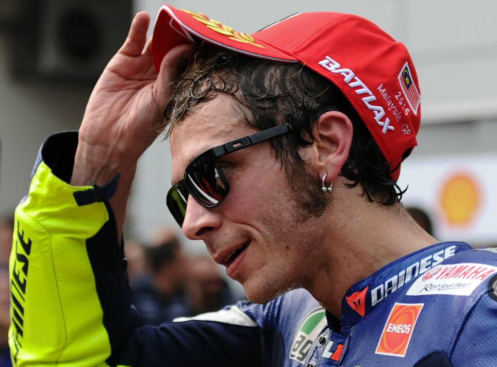 O italiano Valentino Rossi busca, no TAS, se livrar de sair em último na decisiva corrida de Valência (Foto: Mohd Rasfan/ AFP)