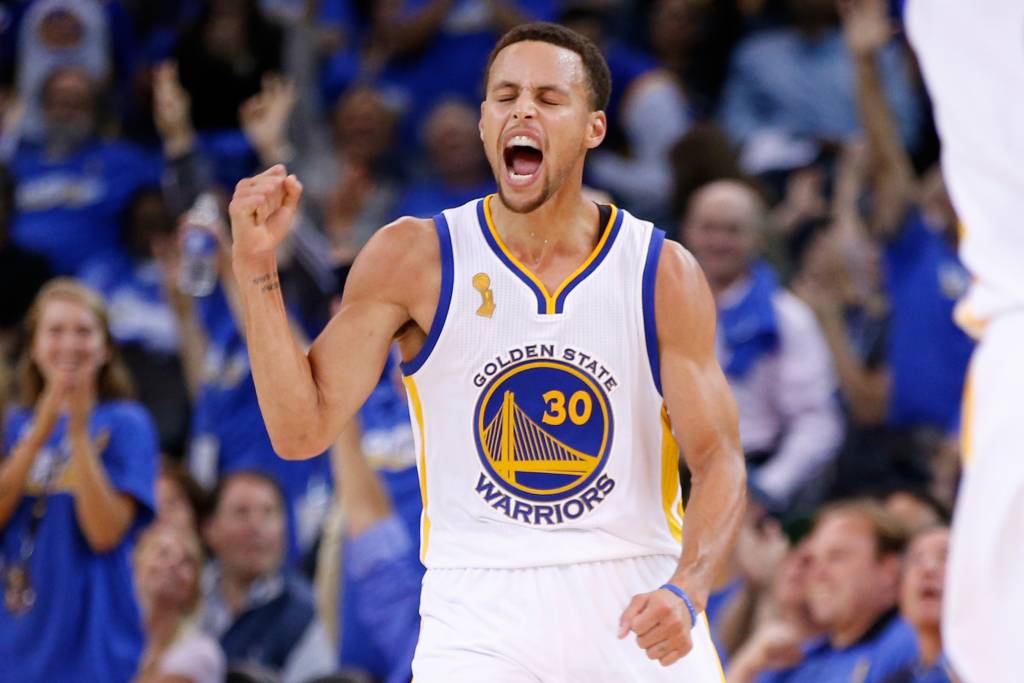 Curry anotou oito bolas de três e deu mais um passo para bater o próprio recorde (foto: Ezra Shaw/AFP)