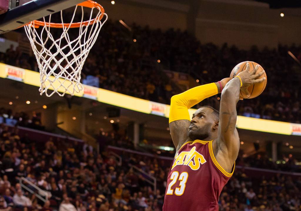 LeBron saiu vitorioso diante do Miami Heat nesta sexta-feira (Foto: Jason Miller/AFP)