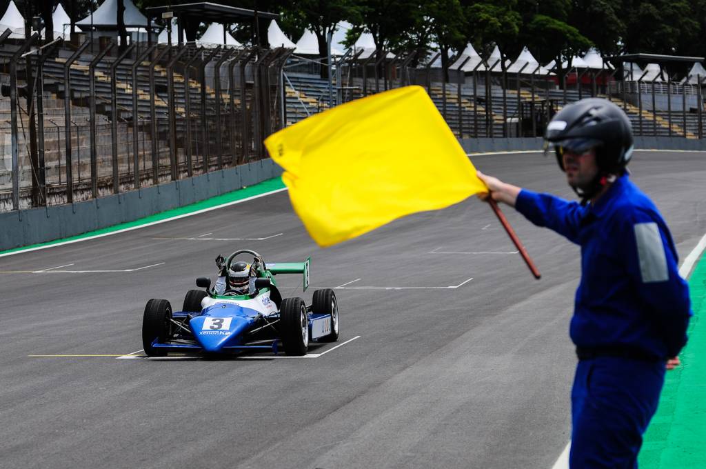 Ensaio trabalhou situações de resgate e sinalização no Autódromo de Interlagos  (Foto: Duda Bairros/GP Brasil)