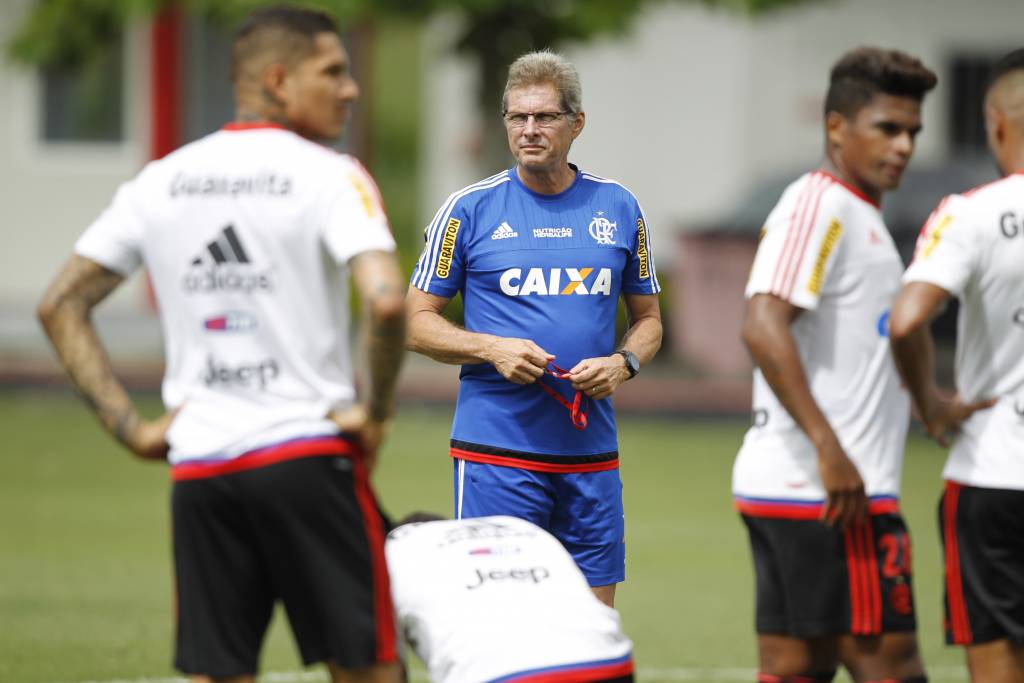 Oswaldo tenta levar o Flamengo à vitória no Sul para frear oscilação e amenizar o momento conturbado (Foto: Gilvan de Souza/CRF)