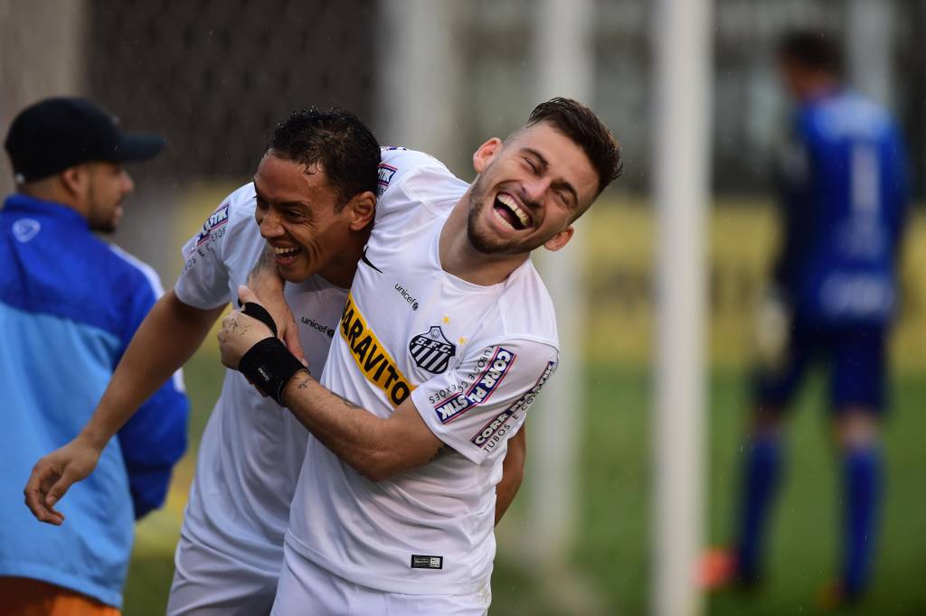 O Santos venceu clássico quente na "prévia" da final da Copa do Brasil e se manteve no G4 da Série A (Foto: Sergio Barzaghi/Gazeta Press)