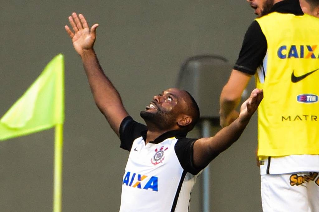 Vagner Love foi autor de um dos gols do Corinthians sobre o Atlético-MG neste domingo (Foto: Djalma Vassão/Gazeta Press)