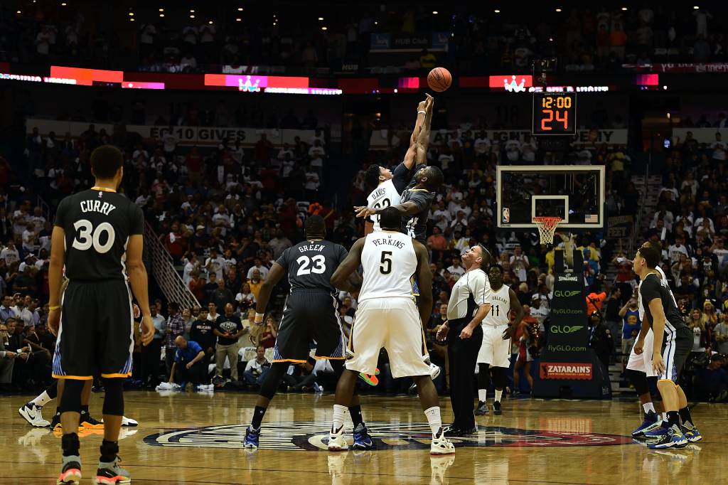 Os Warriors contaram com nova grande atuação de Curry e chegaram à terceira vitória (Foto: Stacy Revere/Getty Images/AFP)