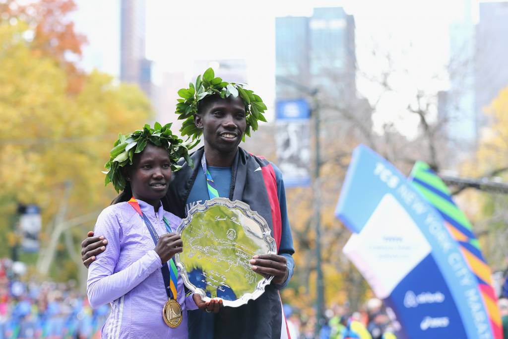 Os quenianos Mary Keitany e Stanley Biwott levaram o ouro na Maratona de Nova York (Foto: Elsa/Getty Images/AFP)