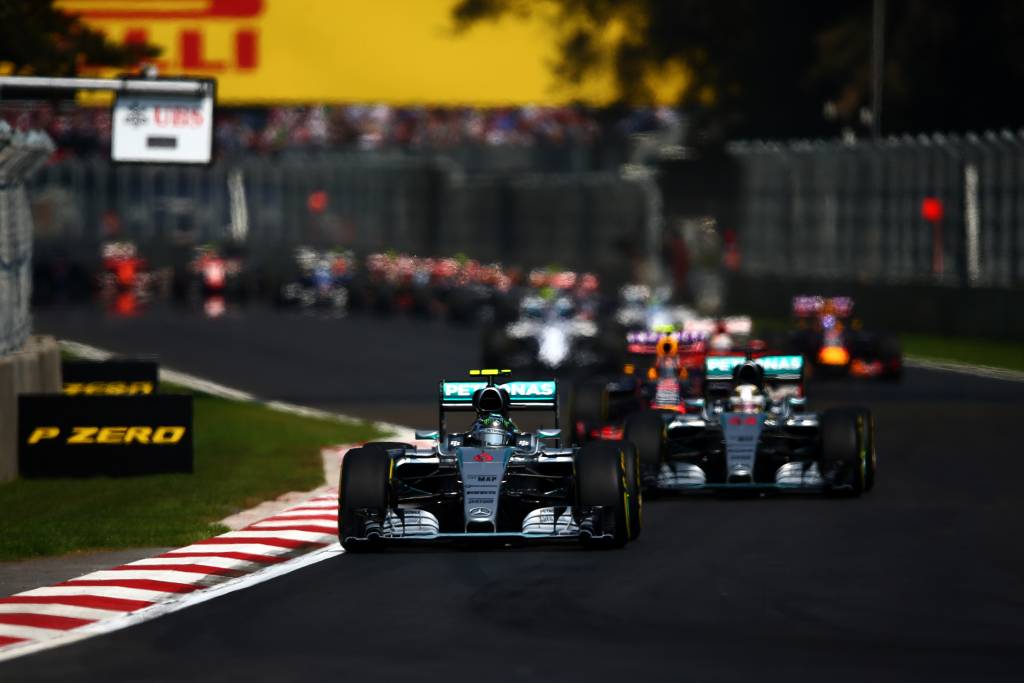 Nico Rosberg venceu o GP do México, seguido de perto por Lewis Hamilton (Foto:  Clive Mason/Getty Images/AFP)