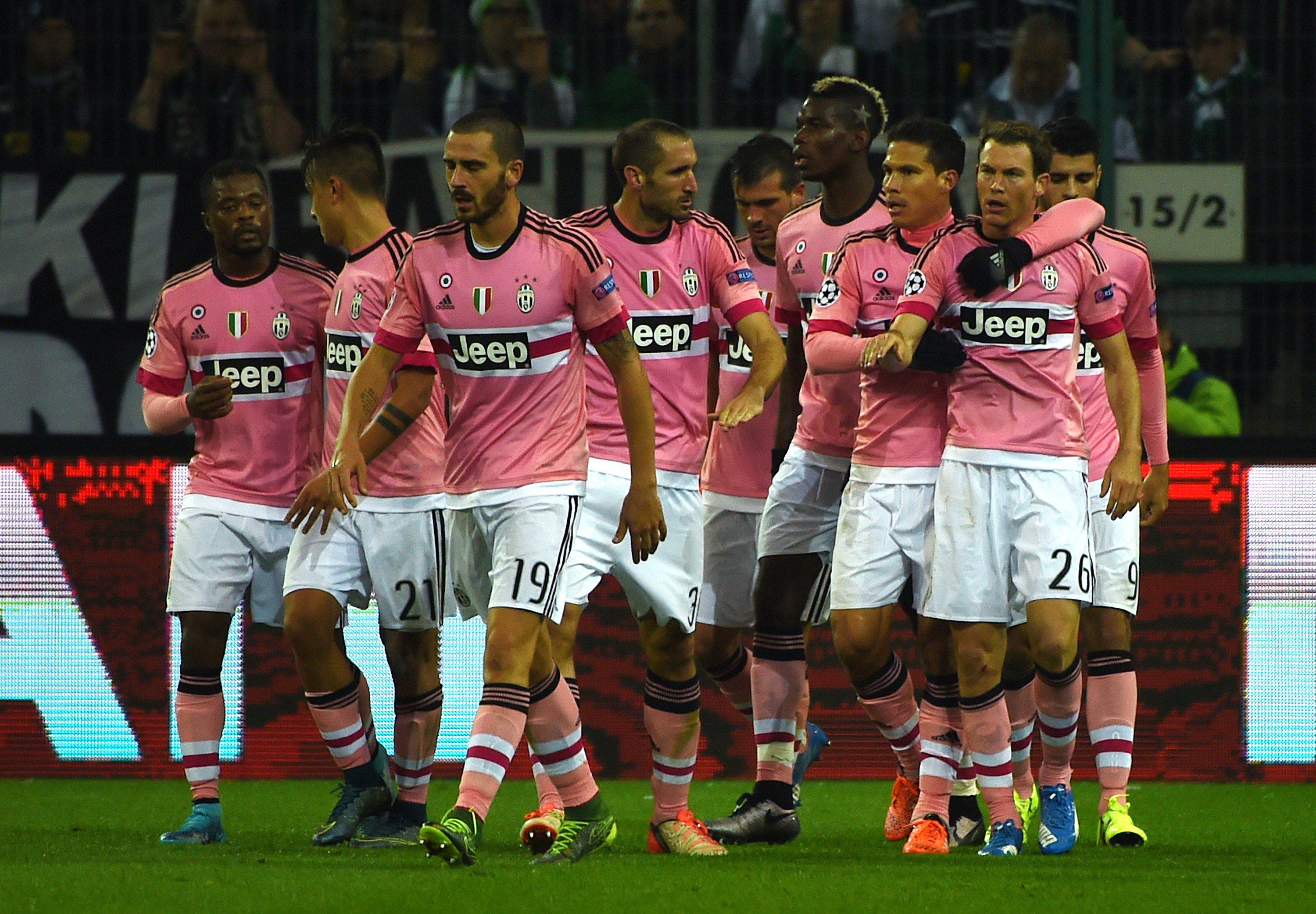 Juventus' Swiss defender Stephan Lichtsteiner (R) celebrates scoring the equalizer 1-1 goal with his teammates during the UEFA Champions League Group D, second-leg football match Borussia Moenchengladbach vs Juventus in Moenchengladbach, western Germany on November 3, 2015. AFP PHOTO / PATRIK STOLLARZ