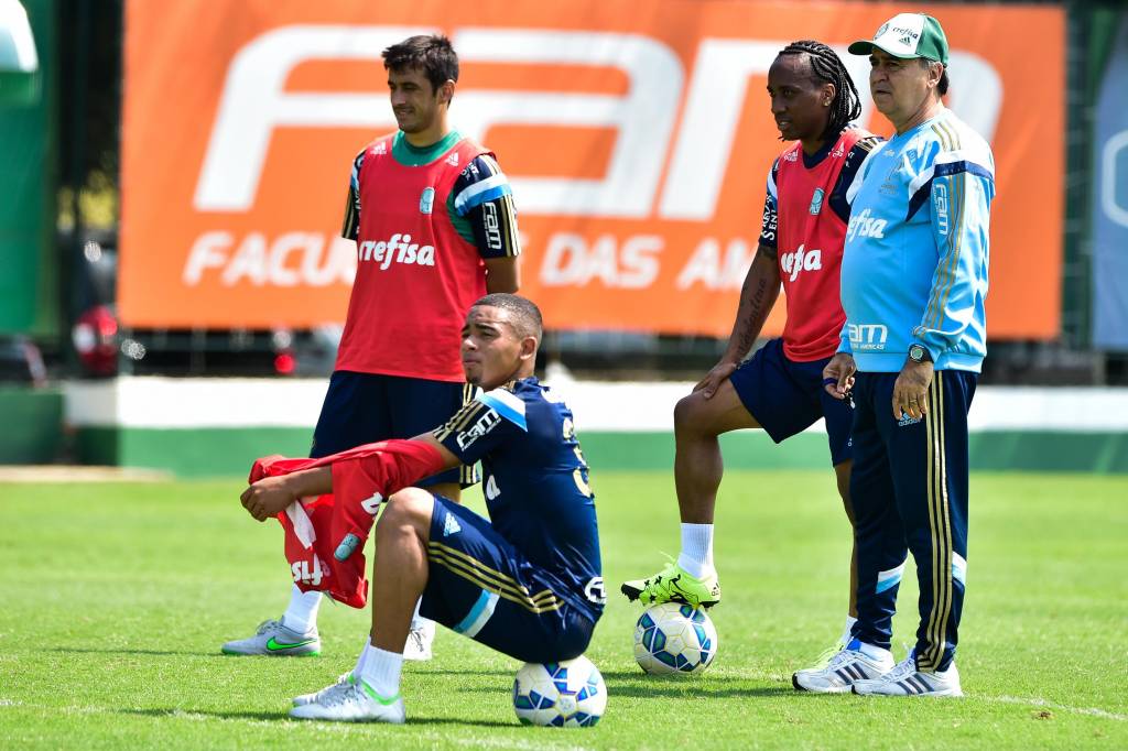 Gabriel Jesus (centro) entre Robinho (esq) e Arouca (dir), é grande esperança da base alviverde  (Foto: Fernando Dantas/Gazeta Press)