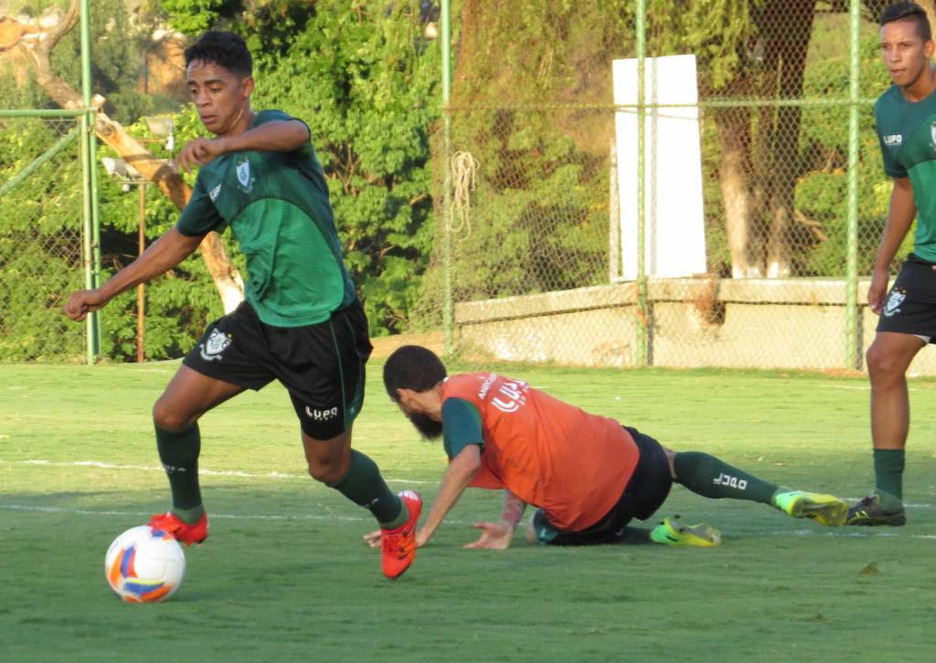 Felipe Amorim (esq.) tem sido mantido na reserva do Coelho pelo técnico Givanildo Oliveira (Carlos Cruz/AFC)