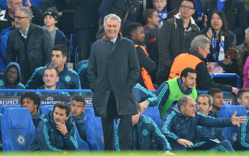 Mourinho comemora vitória do Chelsea após sequência ruim (Foto: GLYN KIRK/AFP)