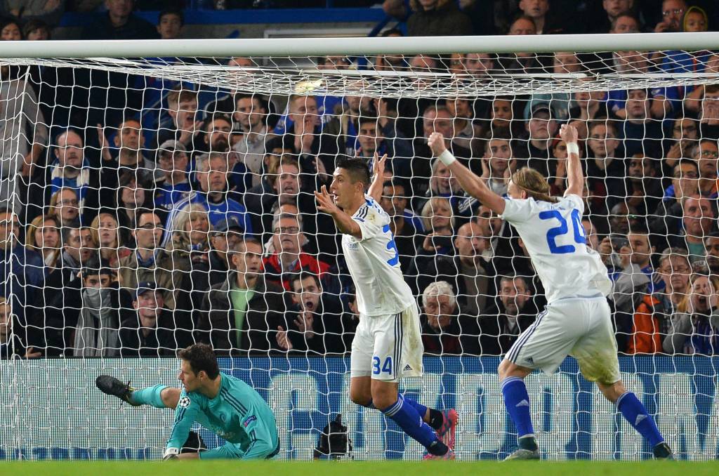 Jogadores do Dynamo comemoram empate temporário em Stamford Bridge (Foto: Glyn Kirk/AFP)