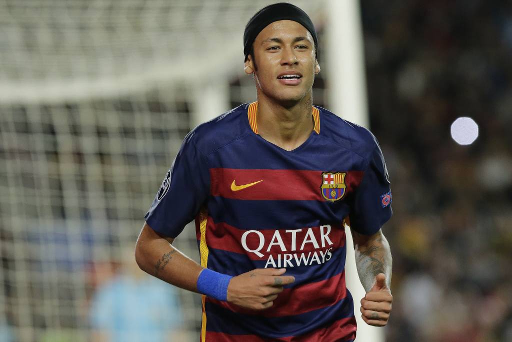 De faixa na cabeça, Neymar se mostrou inspirado contra o BATE Borisov nesta quarta (Foto: Pau Barrena/AFP)