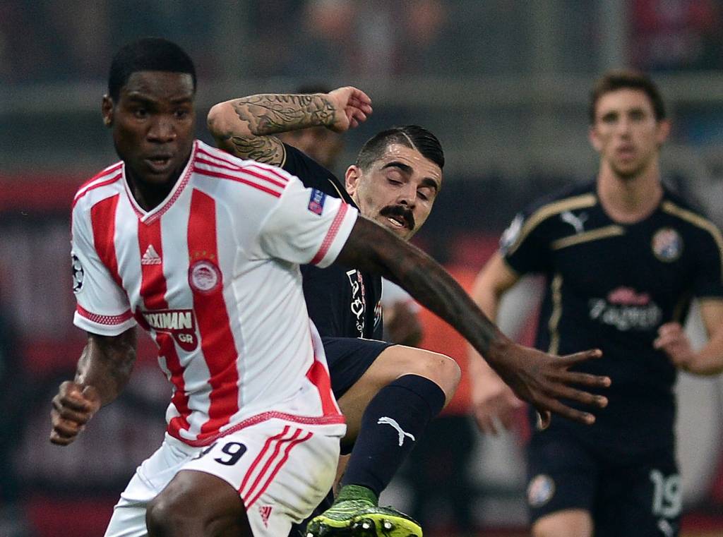 Olympiakos saiu vitorioso diante do Dínamo Zagreb (Foto: LOUISA GOULIAMAKI/AFP)