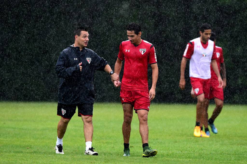 Os titulares do São Paulo treinaram juntos debaixo de forte chuva nesta quarta-feira (Foto: Sergio Barzaghi/Gazeta Press)