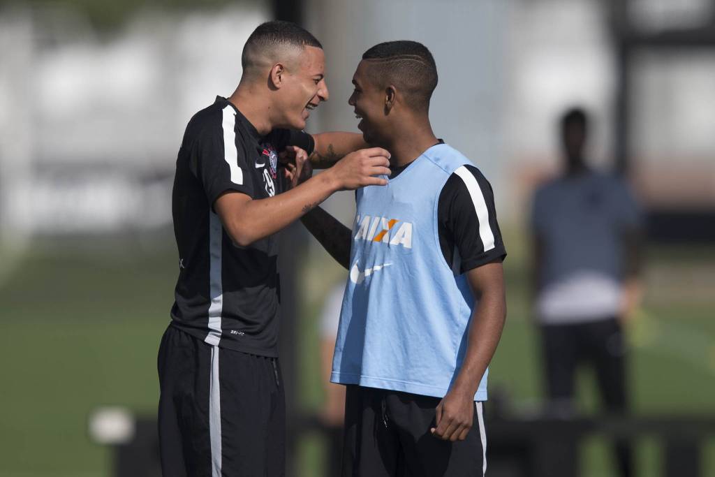 Os garotos querem comemorar o título empinando pipa (foto: Daniel Augusto Jr./Agência Corinthians)