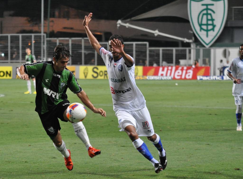 Meia de origem, Xavier deve ser mantido na lateral esquerda contra o Vitória (Carlos Cruz/AFC)