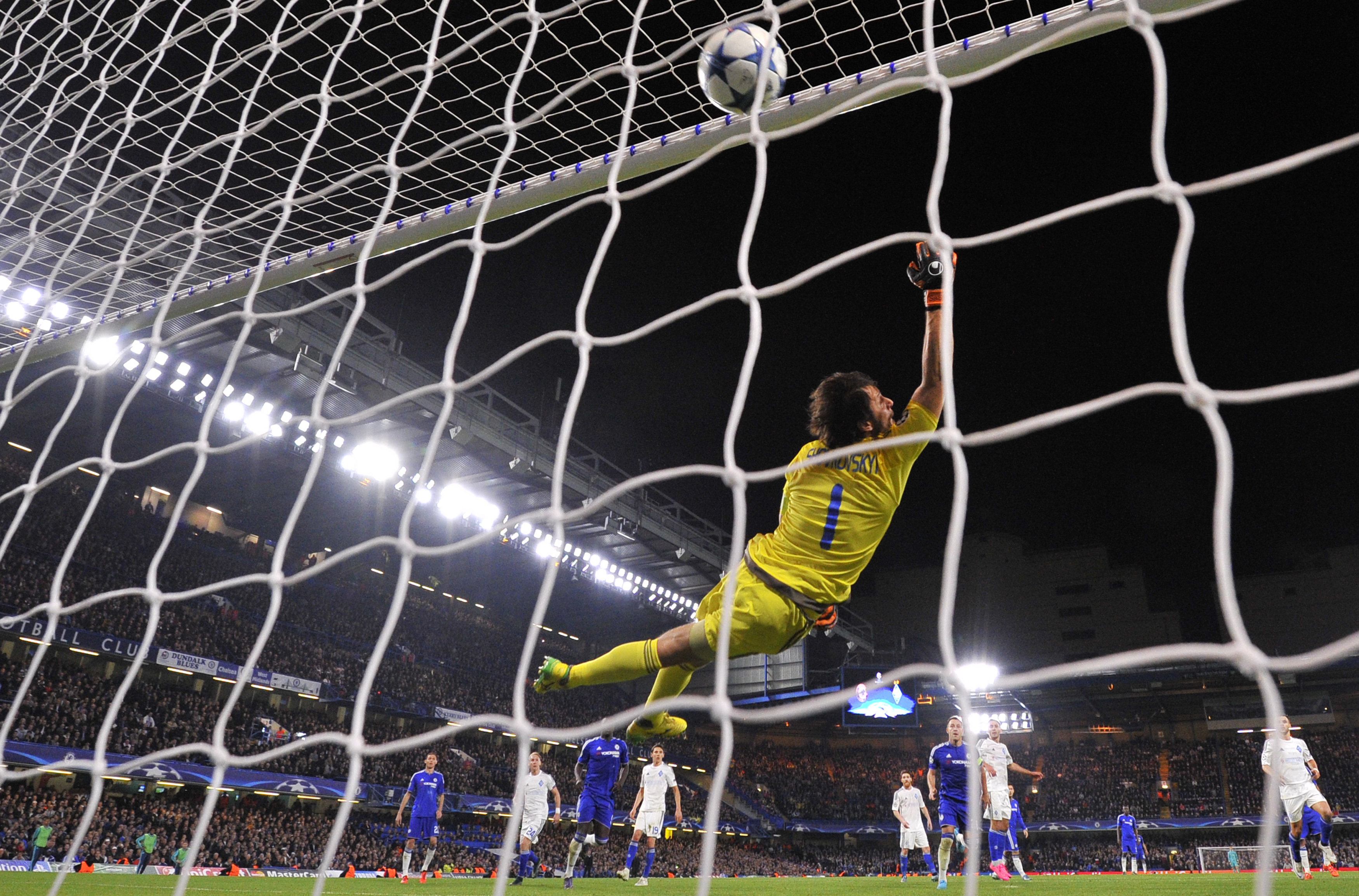Dynamo Kiev's Ukrainian goalkeeper Oleksandr Shovkovskiy (C) fails to sop a free kick by Chelsea's Brazilian midfielder Willian to make it 2-1 during a UEFA Chamions league group stage football match between Chelsea and Dynamo Kiev at Stamford Bridge stadium in west London on November 4, 2015. AFP PHOTO / GLYN KIRK