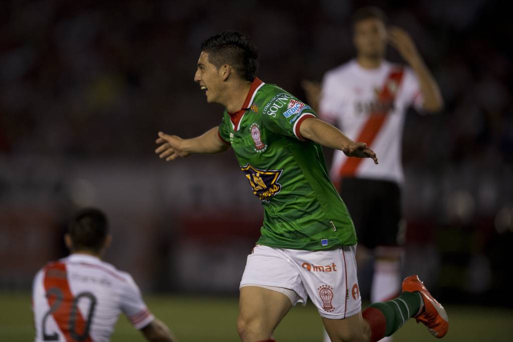 Com gol de Cristian Espinoza, o Huracán desbancou o favorito River Plate no Monumental de Núñez (Foto: Eitan Abramovich/AFP)