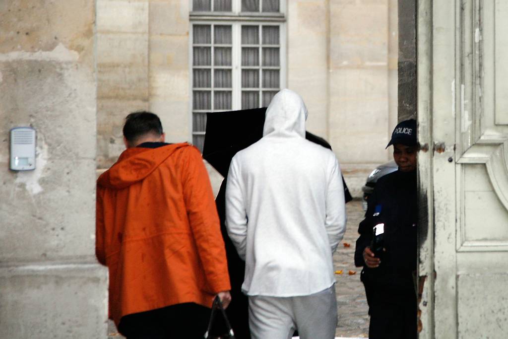 Acusado de envolvimento em extorsão a Valbuena, Benzema passa a noite detido em Versalhes (Foto: Matthieu Alexandre/AFP)