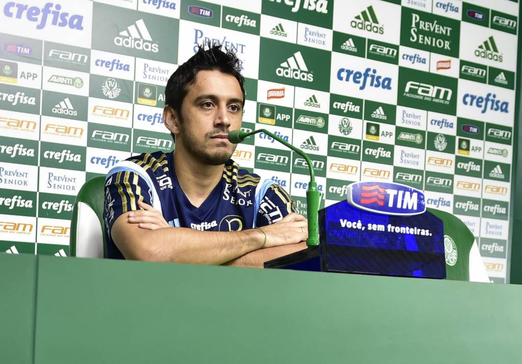 Robinho espera que equipe consiga ao menos quatro vitórias nas últimas cinco rodadas do Brasileiro (Foto: Fernando Dantas/Gazeta Press)