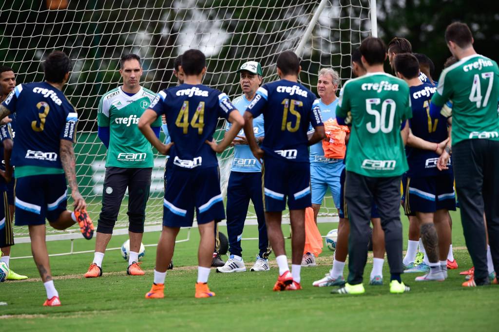 Marcelo Oliveira, reune os jogadores após fim da atividade física (Foto: Fernando Dantas/Gazeta Press)