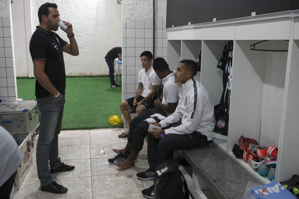 Edu Gaspar, gerente de futebol, dá atenção às promessas do Corinthians (foto: Daniel Augusto Jr./Ag. Corinthians)
