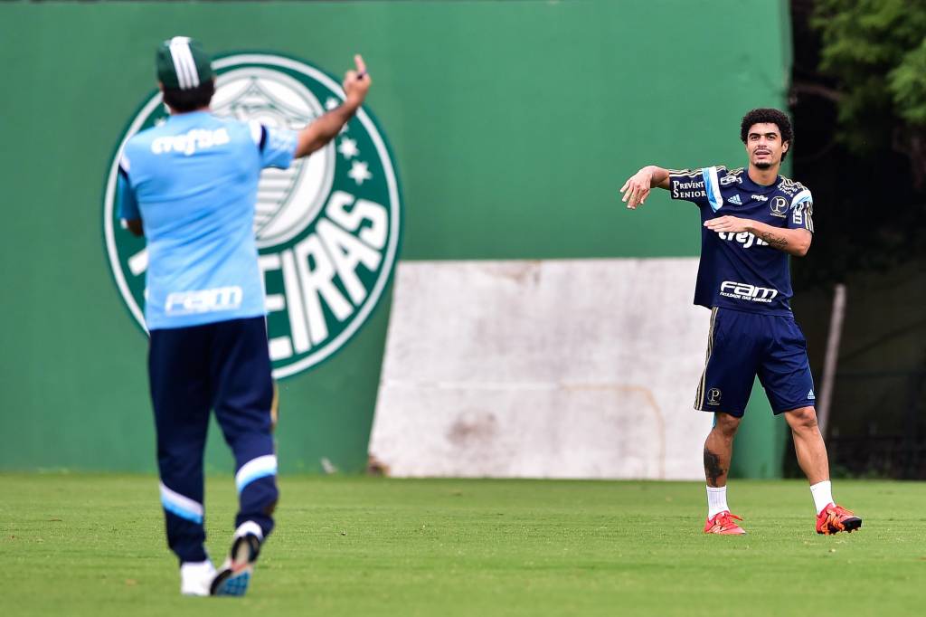 Egídio retoma a lateral esquerda e Zé Roberto vai para o meio campo (Foto: Fernando Dantas/Gazeta Press)