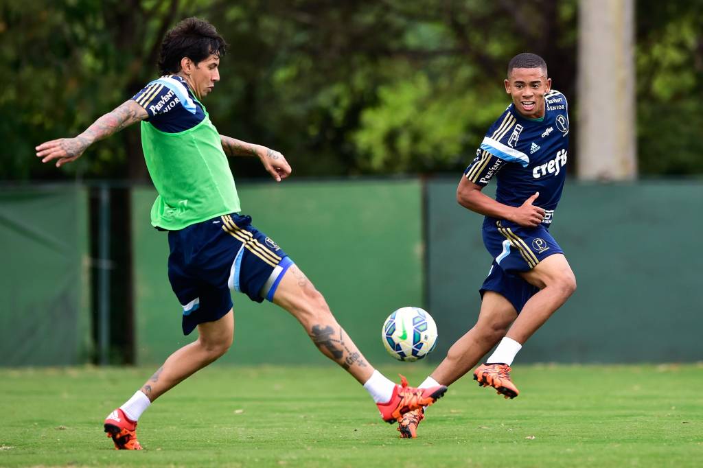 Gabriel Jesus, titular, trabalhou sem colete na tarde desta sexta-feira (Foto: Fernando Dantas/Gazeta Press)