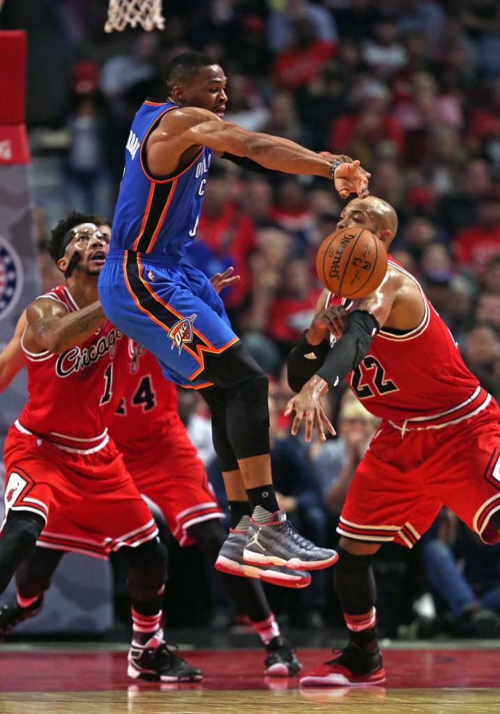 Taj Gibson e Derrick Rose disputam rebote contra Kevin Durant no triunfo dos Bulls diante do Thunder (Foto: Jonathan Daniel/AFP)