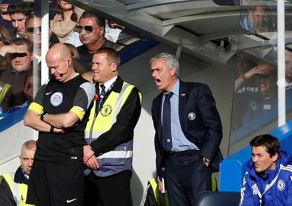 Um acesso de raiva com comportamento agressivo e xingamentos a árbitro resultou em suspensão e multa a Mourinho (foto: Ian Kington/AFP)