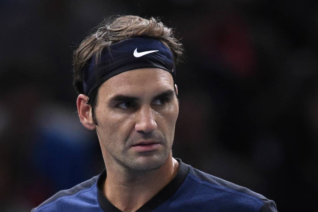 O suíço Roger Federer elogiou o desempenho de John Isner na quadra rápida de Paris (Foto: Miguel Medina/ AFP)