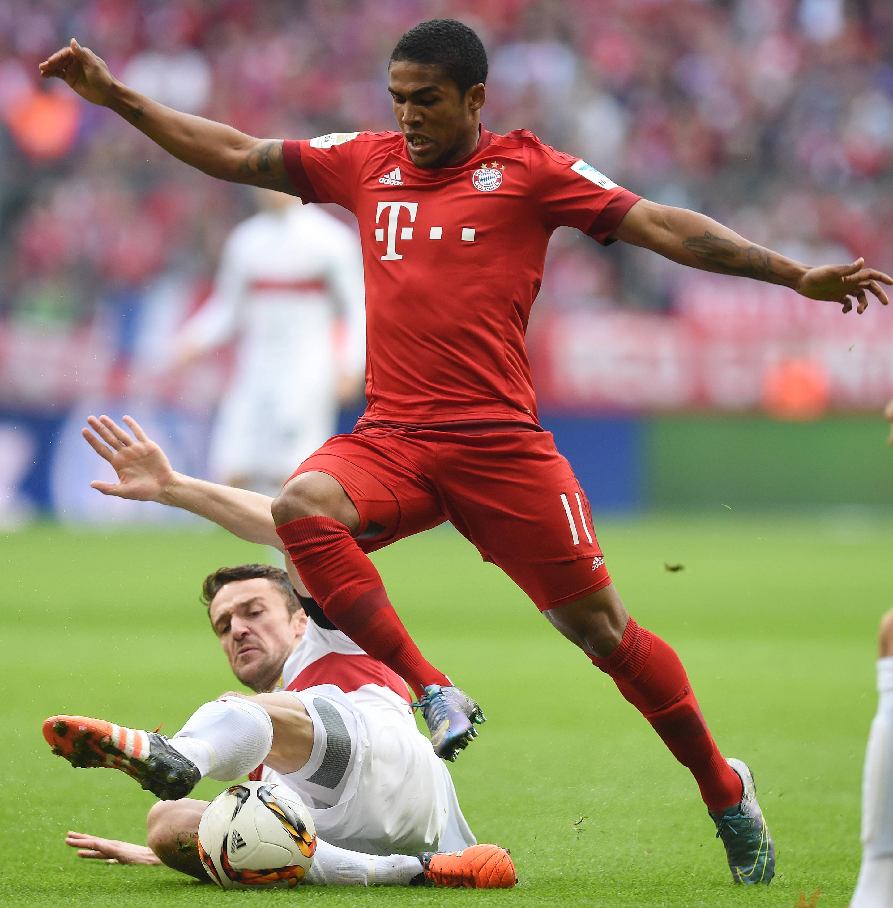 O brasileiro Douglas Costa deixou sua marca na goleada (Foto: Christof Stache/AFP)