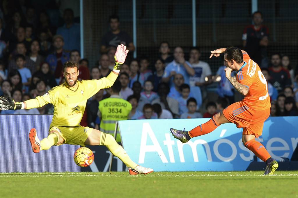 Artilheiro do Valencia, Paco Alcácer faz mais dois e agora soma cinco gols no Campeonato Espanhol (Foto: Miguel Riopa/AFP)