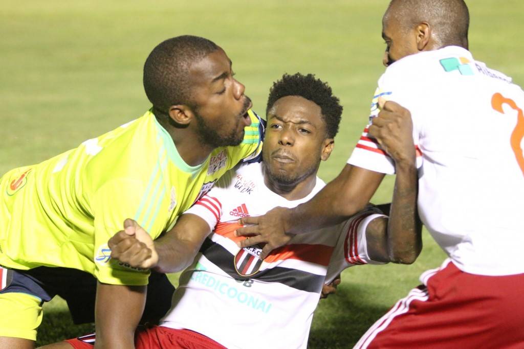 Com três gols de Francis, Botafogo-SP saiu na frente do River-PI na decisão. (Foto: Rogério Moroti/Agência Botafogo)