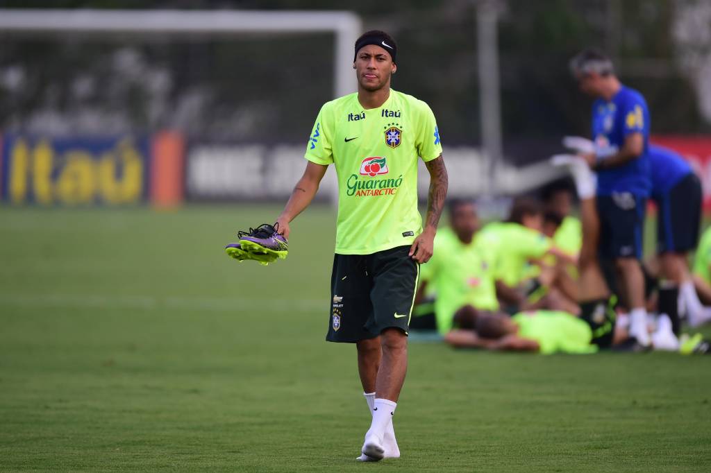 Livre de punição, Neymar deixou o campo antes dos seus companheiros (foto: Sergio Barzaghi/Gazeta Press)