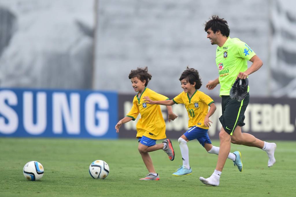 Kaká brincou com Luca e um amigo do filho no CT do Corinthians (foto: Sergio Barzaghi/Gazeta Press)