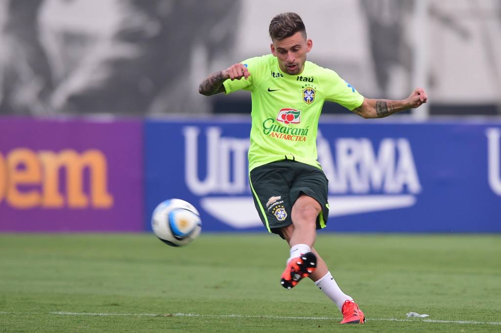 Meia do Santos vive a expectativa de ganhar uma chance entre os titulares (foto: Sergio Barzaghi/Gazeta Press)